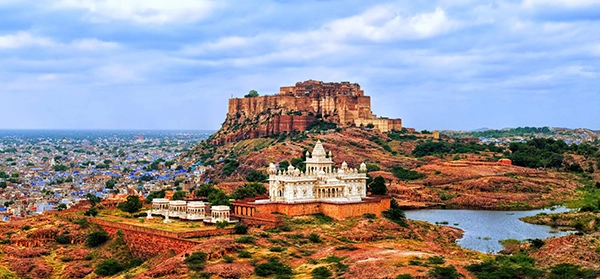 Panoramic view of Jodhpur with Mehrangarh Fort on hilltop and Jaswant Thada in front.